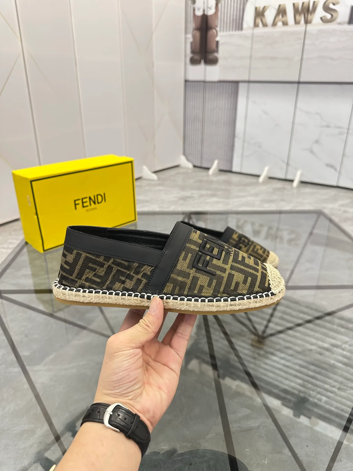 Selling men's shoes 💰: 💰P420¥ Product trademark: Fendi* "Fendi*" low-top fisherman's shoes Regular size: 38-44 (can be customized to 37.45) Product materials: upper imported cowhide stitched with original fabric, sheepskin lining, original outsole. Number: 1023